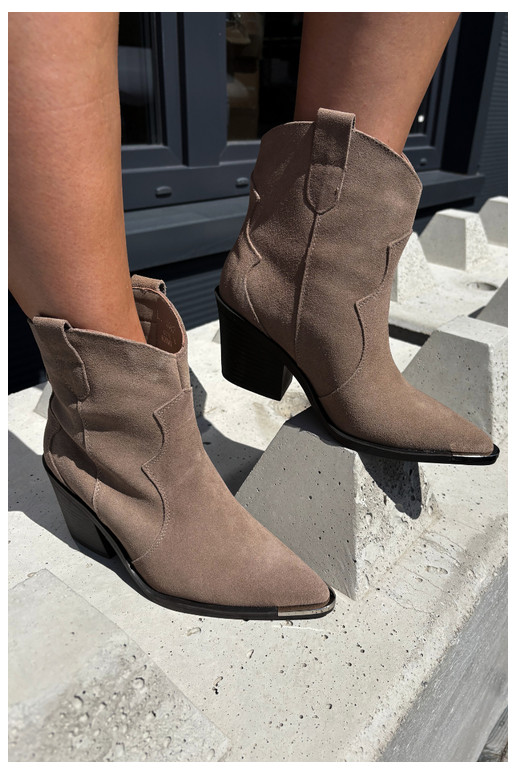 Bottes isolées en daim couleur kaki de style cowboy avec talons Pelsa