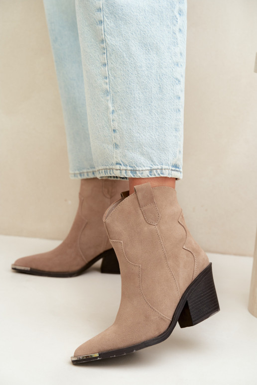 Bottes isolées en daim couleur kaki de style cowboy avec talons Pelsa