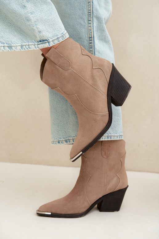 Bottes isolées en daim couleur kaki de style cowboy avec talons Pelsa