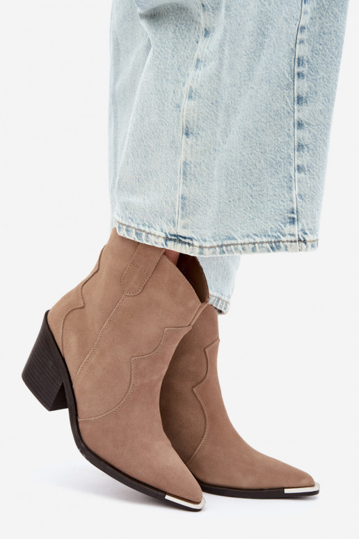 Bottes isolées en daim couleur kaki de style cowboy avec talons Pelsa