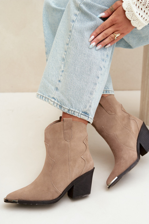 Bottes isolées en daim couleur kaki de style cowboy avec talons Pelsa