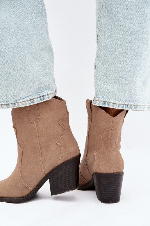 Bottes isolées en daim couleur kaki de style cowboy avec talons Pelsa