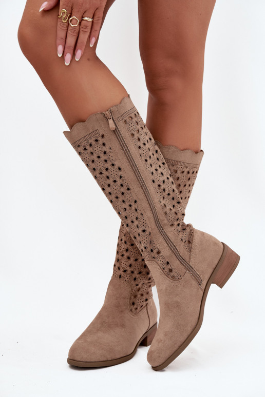 bottes pour femmes couleur sable à petit talon avec des détails découpés