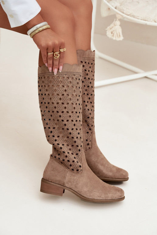 bottes pour femmes couleur sable à petit talon avec des détails découpés