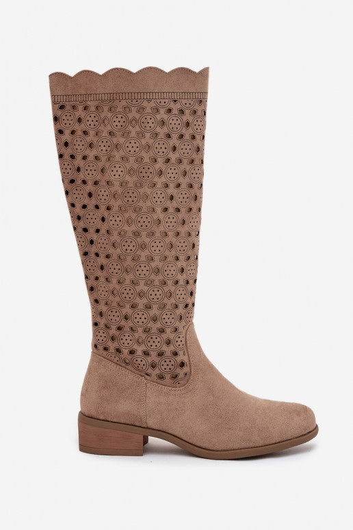 bottes pour femmes couleur sable à petit talon avec des détails découpés