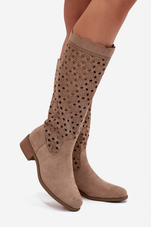 bottes pour femmes couleur sable à petit talon avec des détails découpés