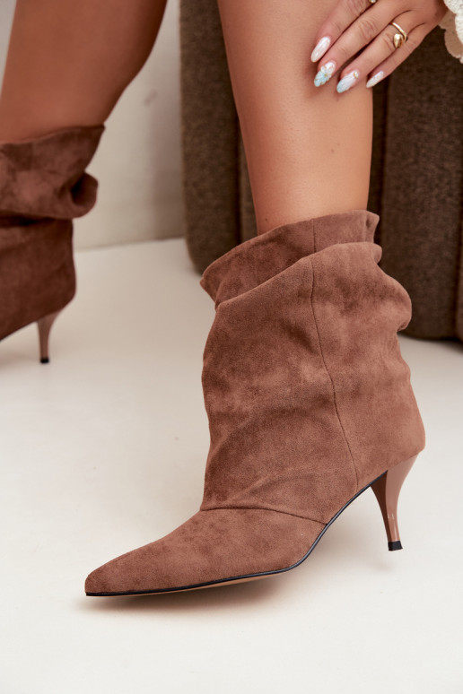 Bottines brunes à enfiler à talons fins Slouchy Yesenia