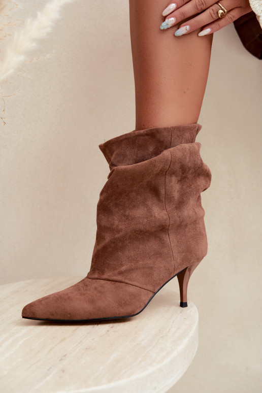 Bottines brunes à enfiler à talons fins Slouchy Yesenia