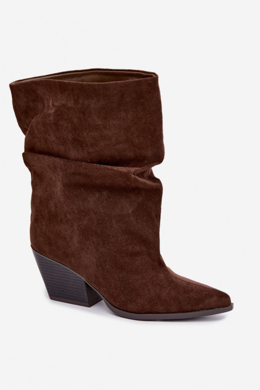 Bottines brunes froissées à enfiler sur un talon carré Cazela
