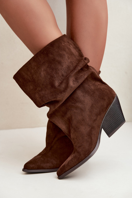 Bottines brunes froissées à enfiler sur un talon carré Cazela