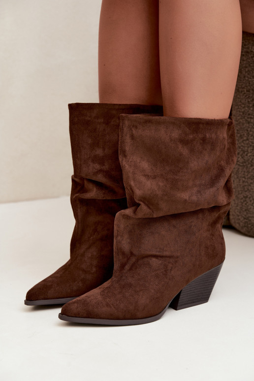 Bottines brunes froissées à enfiler sur un talon carré Cazela