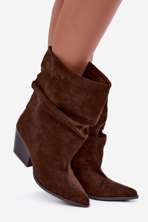 Bottines brunes froissées à enfiler sur un talon carré Cazela