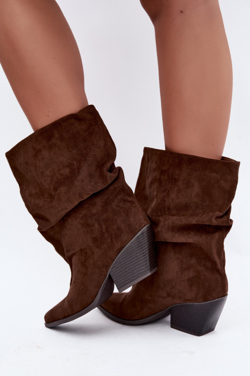 Bottines brunes froissées à enfiler sur un talon carré Cazela