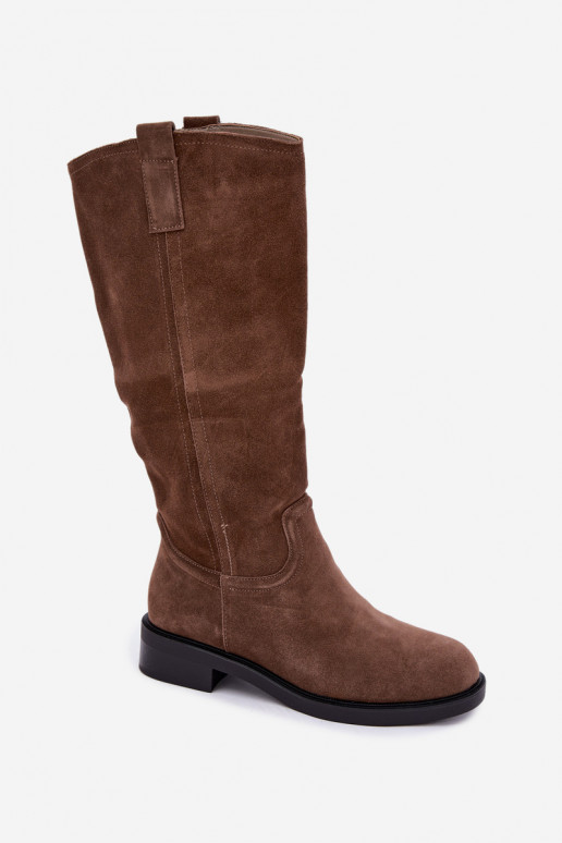 Bottes brunes en daim isolées Ashmere