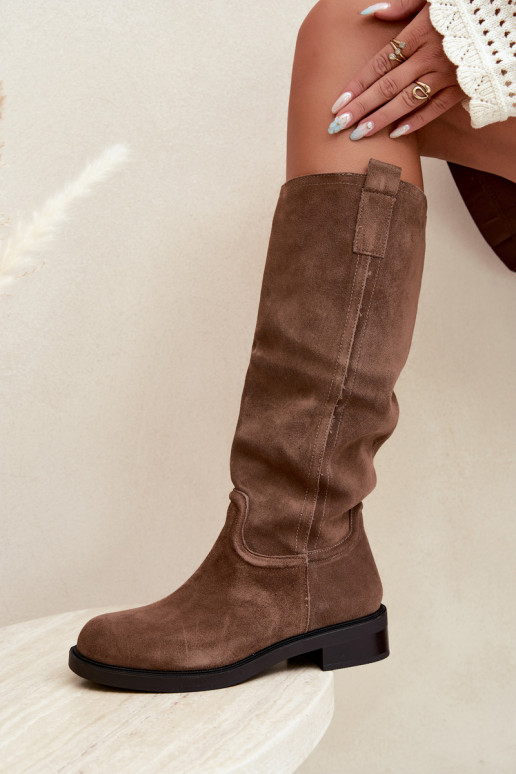 Bottes brunes en daim isolées Ashmere