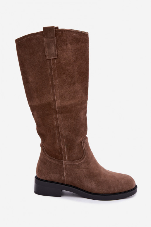 Bottes brunes en daim isolées Ashmere