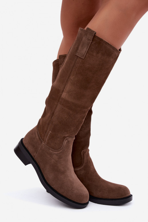 Bottes brunes en daim isolées Ashmere