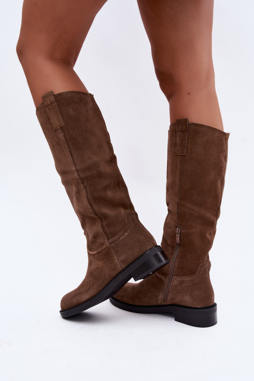 Bottes brunes en daim isolées Ashmere