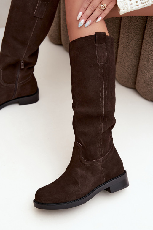 Bottes chocolat en daim isolées Ashmere