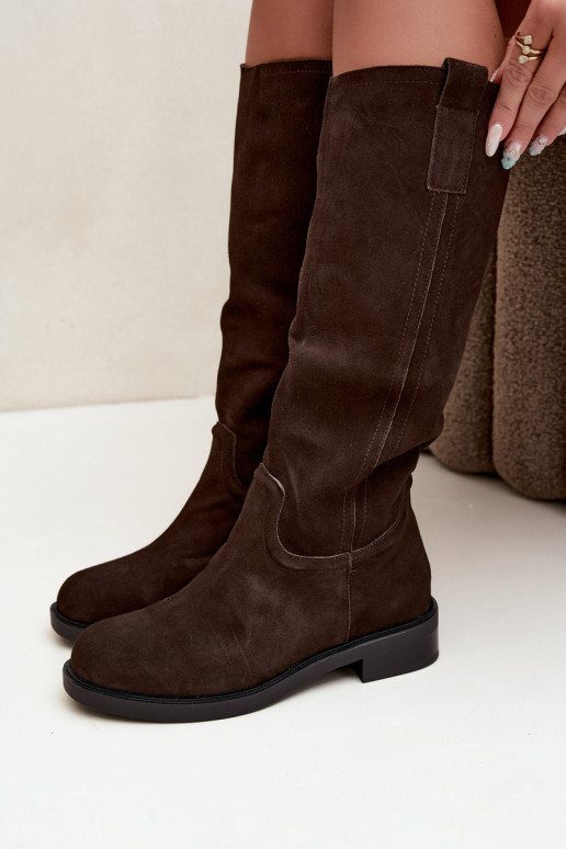 Bottes chocolat en daim isolées Ashmere