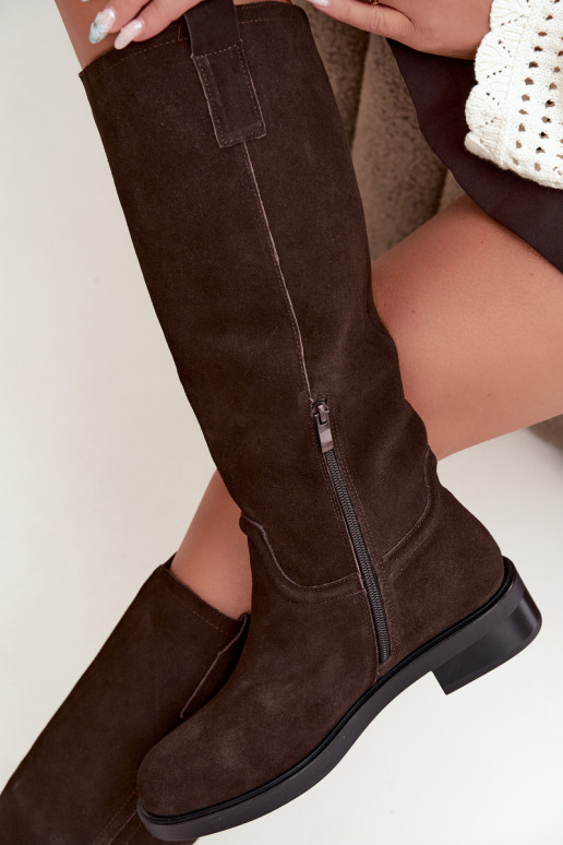 Bottes chocolat en daim isolées Ashmere