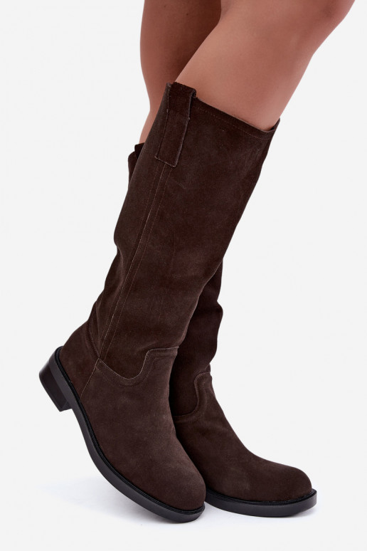 Bottes chocolat en daim isolées Ashmere