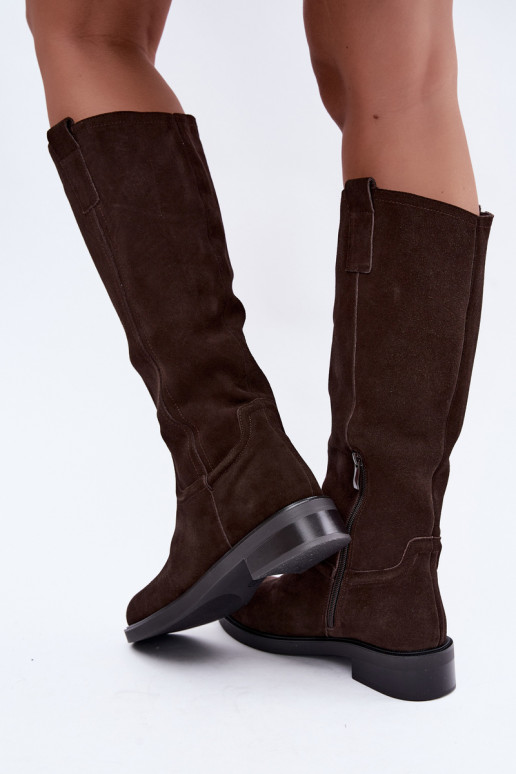 Bottes chocolat en daim isolées Ashmere
