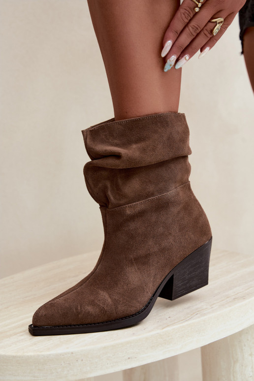 Bottines en daim naturel avec plis et talons de couleur marron Merrin