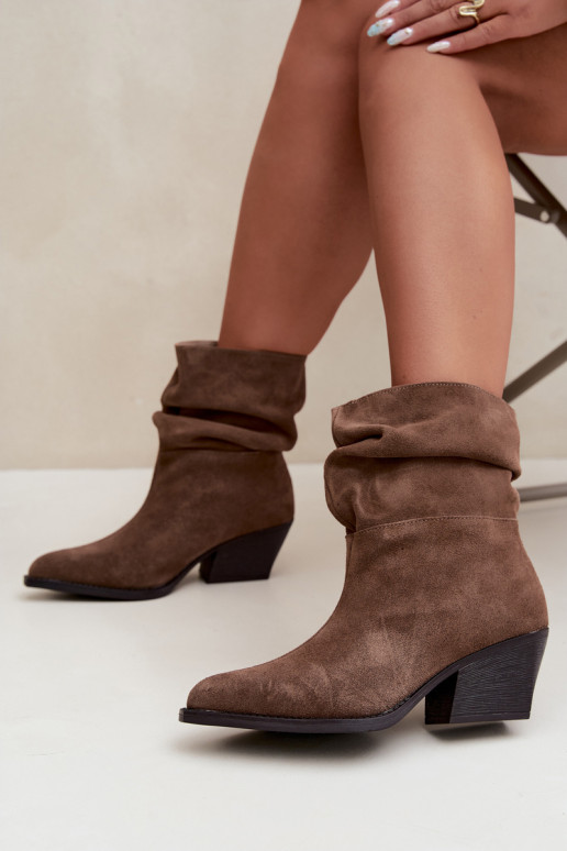 Bottines en daim naturel avec plis et talons de couleur marron Merrin