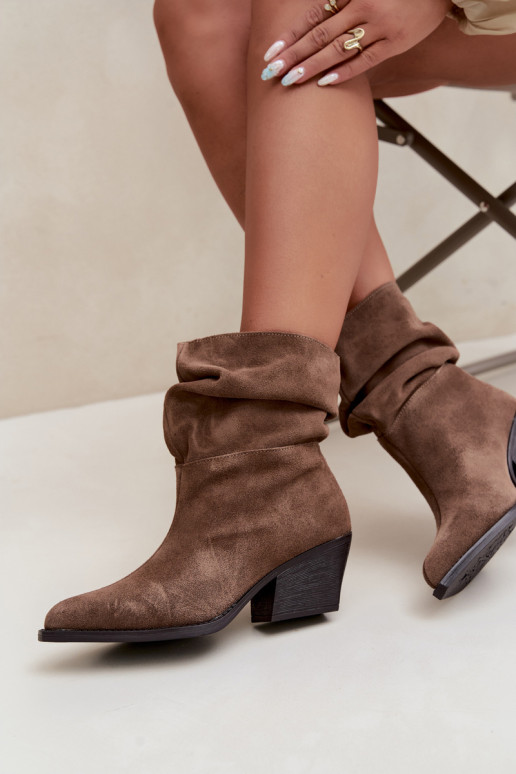 Bottines en daim naturel avec plis et talons de couleur marron Merrin