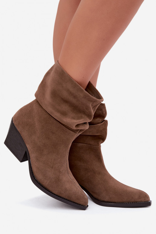 Bottines en daim naturel avec plis et talons de couleur marron Merrin