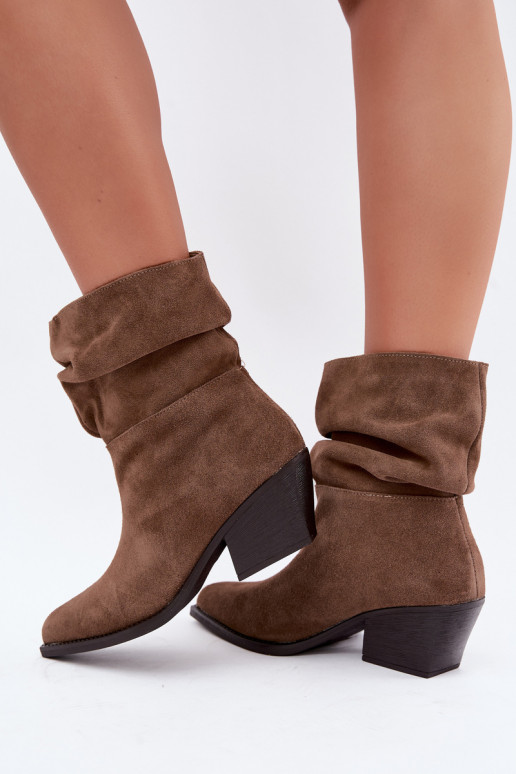 Bottines en daim naturel avec plis et talons de couleur marron Merrin
