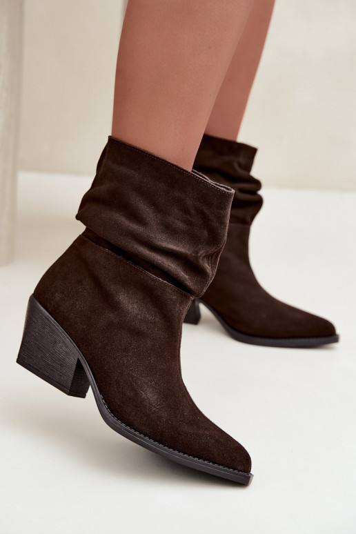 Bottines en daim naturel avec plis et talons de couleur chocolat Merrin