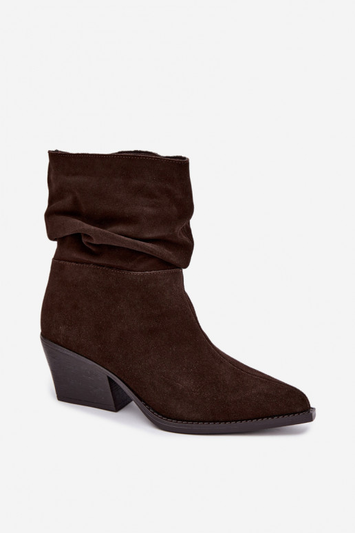Bottines en daim naturel avec plis et talons de couleur chocolat Merrin
