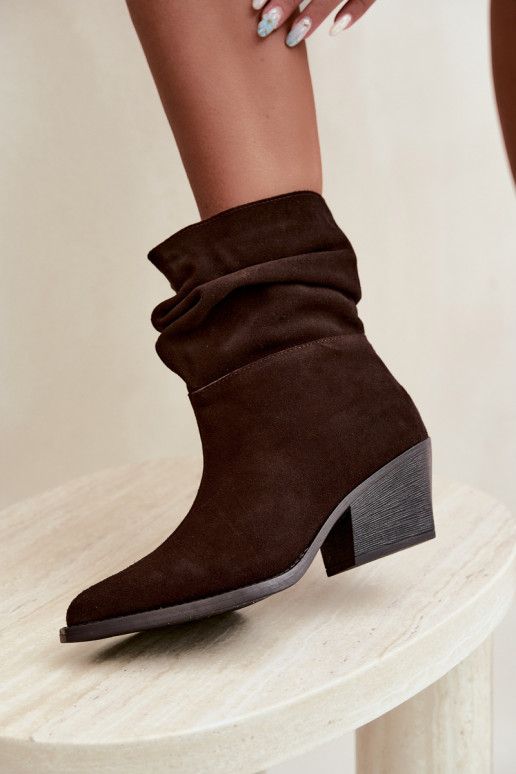 Bottines en daim naturel avec plis et talons de couleur chocolat Merrin