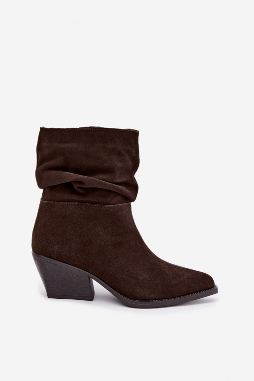 Bottines en daim naturel avec plis et talons de couleur chocolat Merrin