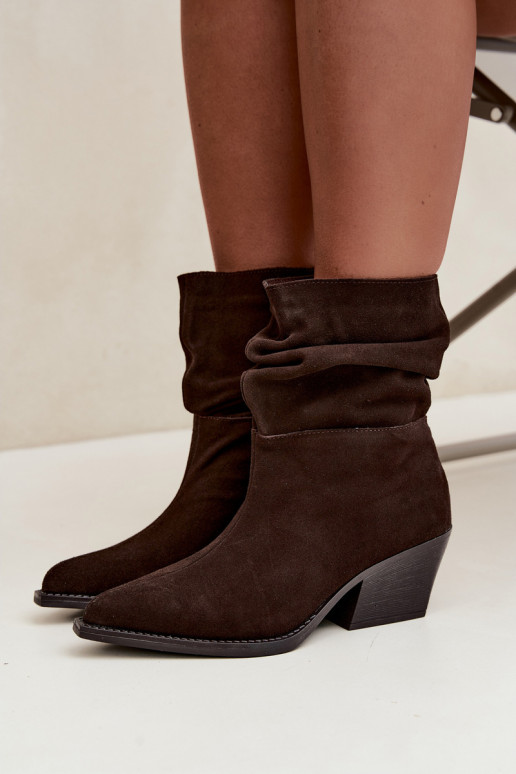 Bottines en daim naturel avec plis et talons de couleur chocolat Merrin