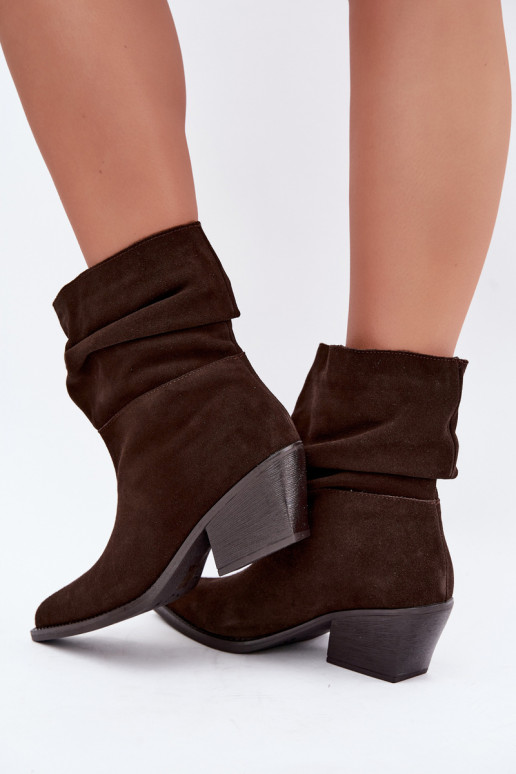 Bottines en daim naturel avec plis et talons de couleur chocolat Merrin