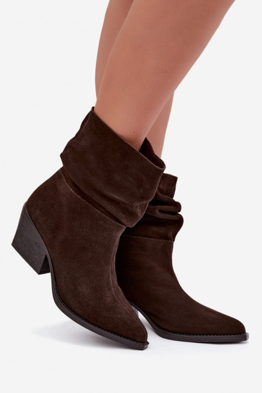 Bottines en daim naturel avec plis et talons de couleur chocolat Merrin