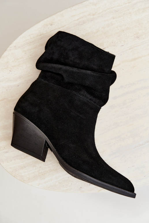 Bottines en daim naturel avec plis et talons de couleur noire Merrin