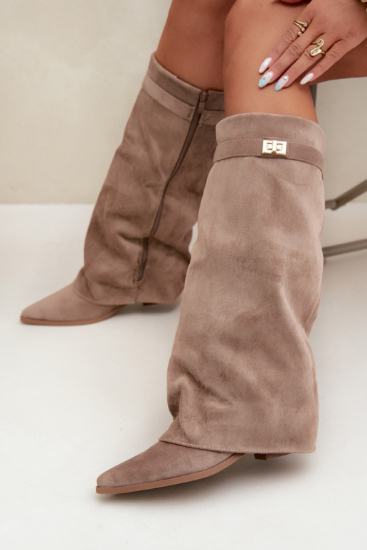 bottes hautes pour femmes avec tige cousue sur un petit talon en simili daim couleur sable Gisellea