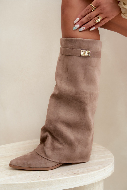 bottes hautes pour femmes avec tige cousue sur un petit talon en simili daim couleur sable Gisellea