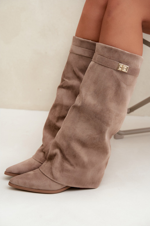 bottes hautes pour femmes avec tige cousue sur un petit talon en simili daim couleur sable Gisellea