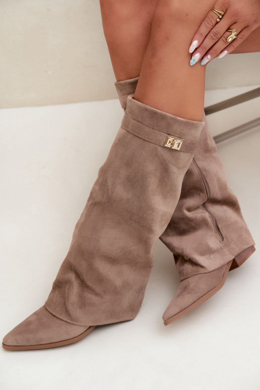 bottes hautes pour femmes avec tige cousue sur un petit talon en simili daim couleur sable Gisellea