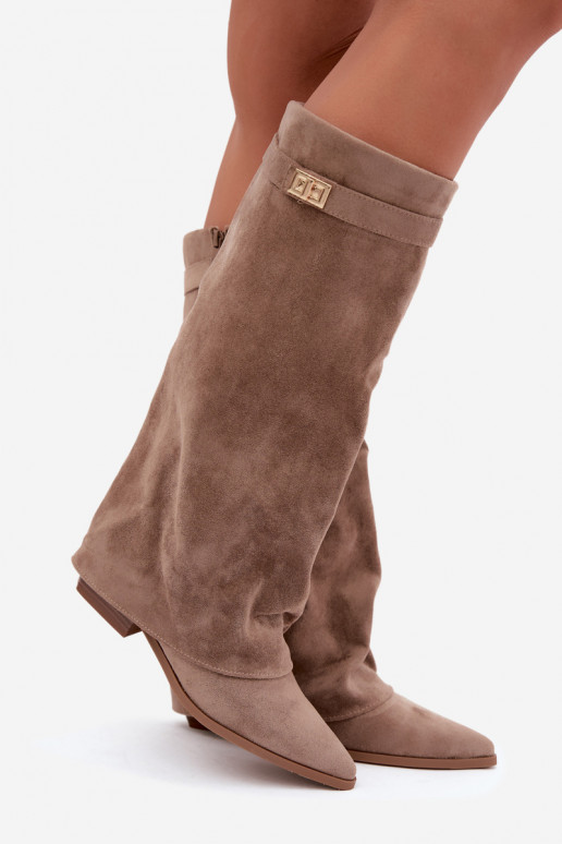 bottes hautes pour femmes avec tige cousue sur un petit talon en simili daim couleur sable Gisellea