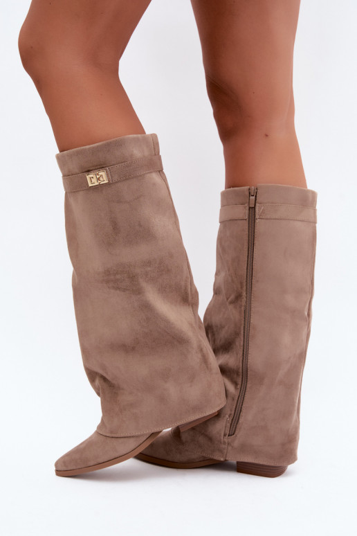 bottes hautes pour femmes avec tige cousue sur un petit talon en simili daim couleur sable Gisellea