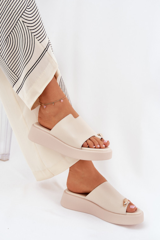chaussons pour femmes avec plateforme et détails décoratifs en sable