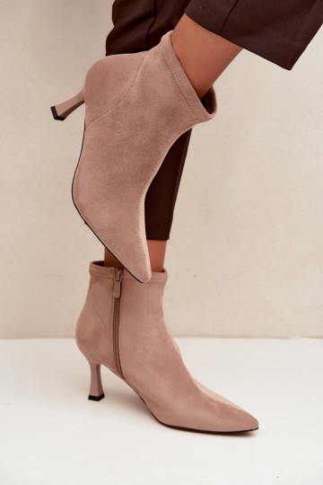 Bottines pour femmes sur un talon fin avec des coutures en couleur sable Clancy