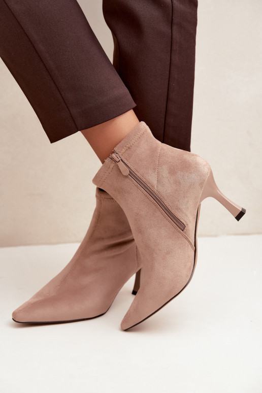Bottines pour femmes sur un talon fin avec des coutures en couleur sable Clancy