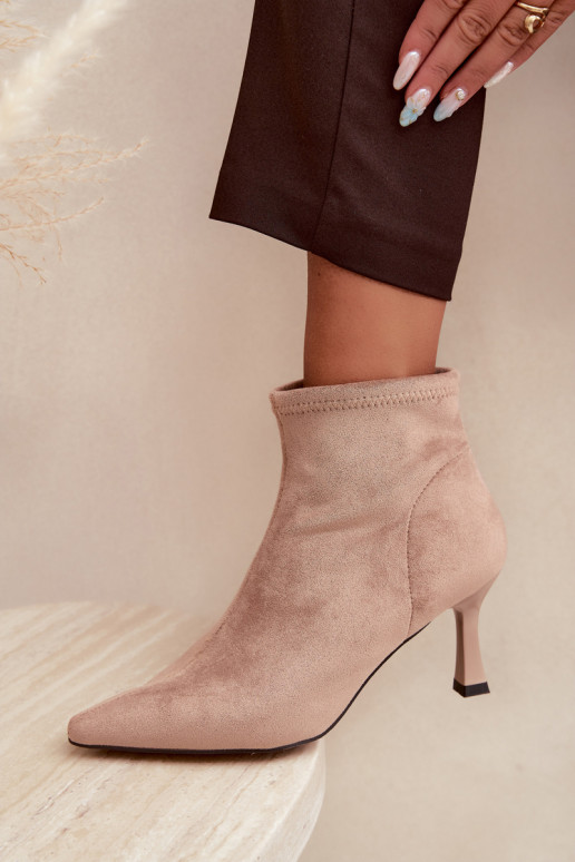 Bottines pour femmes sur un talon fin avec des coutures en couleur sable Clancy
